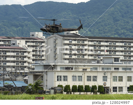 ヘリコプターからの降下訓練を行う陸上自衛隊の隊員 ヘリコプターからの降下訓練を行う陸上自衛隊の隊員 128024997