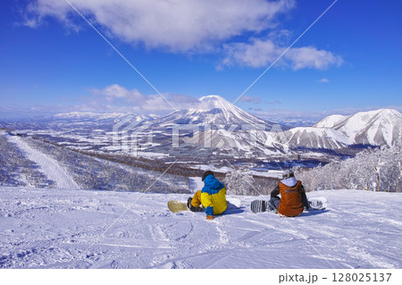 真冬のルスツスキー場、羊蹄山を眺める休憩中のスノーボーダー達 128025137