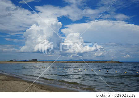 富山県射水市海老江海水浴場に広がる青い海と空 富山県射水市海老江海水浴場に広がる青い海と空 128025218