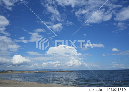 富山県射水市海老江海水浴場に広がる青い海と空 富山県射水市海老江海水浴場に広がる青い海と空 128025219