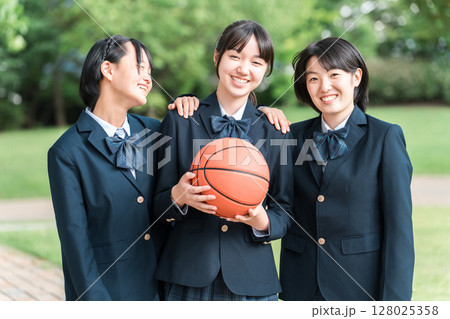 バスケットボールを持っている笑顔の女子中学生・女子高生(バスケ部) バスケットボールを持っている笑顔の女子中学生・女子高生(バスケ部) 128025358