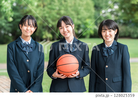 バスケットボールを持っている笑顔の女子中学生・女子高生（バスケ部） 128025359