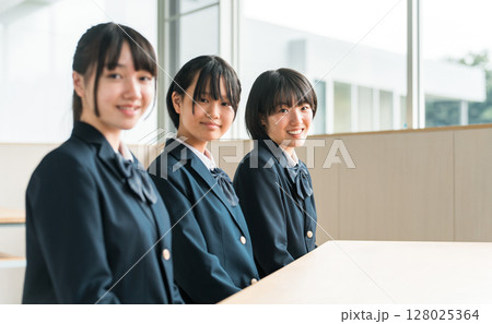 学校・学習塾の教室にいる生徒,児童,高校生,中学生,女子高生の横顔 128025364