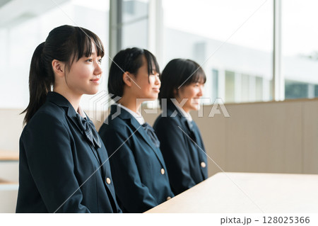 学校・学習塾の教室にいる生徒,児童,高校生,中学生,女子高生の横顔 学校・学習塾の教室にいる生徒,児童,高校生,中学生,女子高生の横顔 128025366