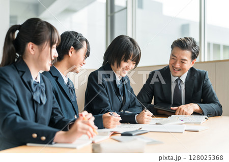 学校の授業・塾で先生・講師・教師から指導を受ける小学生・中学生・高校生・女子高生 128025368