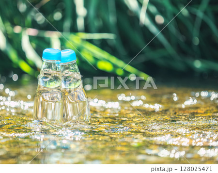 冷たい川の水で冷やす2本の瓶ラムネ 夏 冷たい川の水で冷やす2本の瓶ラムネ 夏 128025471