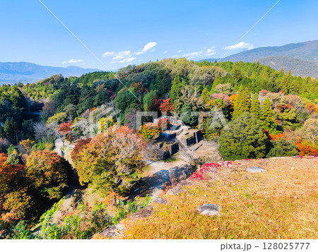 苗木城跡（秋）：天守展望台から三の丸・大矢倉の眺め 128025777