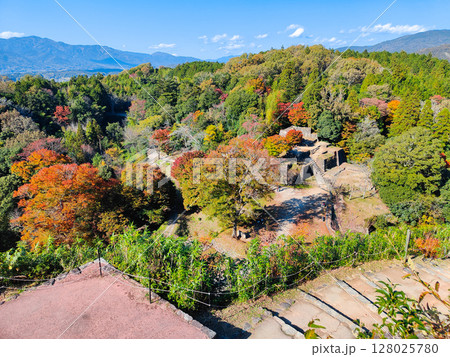 苗木城跡(秋):天守展望台から三の丸・大矢倉の眺め 苗木城跡(秋):天守展望台から三の丸・大矢倉の眺め 128025780
