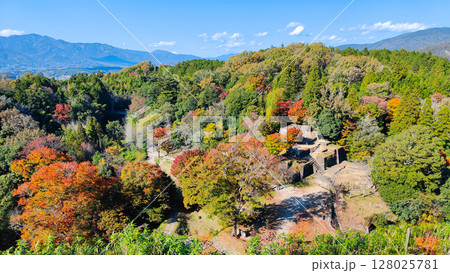 苗木城跡（秋）：天守展望台から三の丸・大矢倉の眺め 128025781