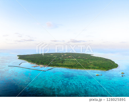 竹富島の朝焼け（沖縄県竹富町） 128025891