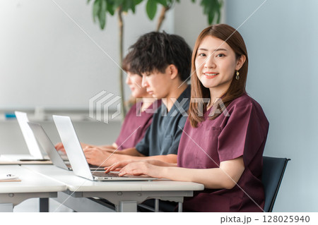 医療,カンファレンス・勉強会・セミナー・研修・研修を受けるスクラブ姿の男女医療スタッフ 128025940