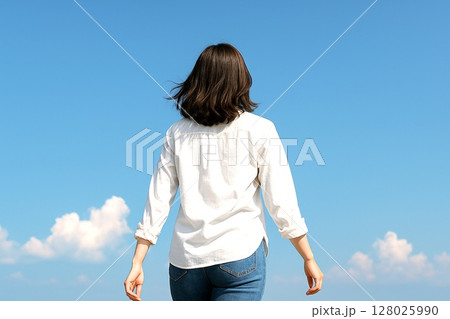 開放感のある素材 晴れやかに、自由に 青空と白シャツの女性 開放感のある素材 晴れやかに、自由に 青空と白シャツの女性 128025990
