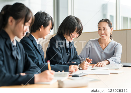 学校の授業・塾で先生・講師・教師から指導を受ける小学生・中学生・高校生・女子高生 128026352