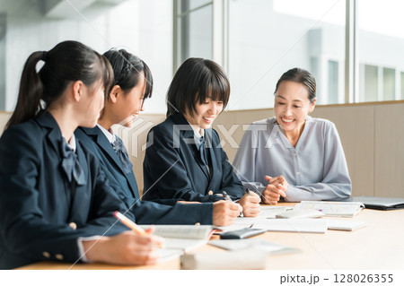 学校の授業・塾で先生・講師・教師から指導を受ける小学生・中学生・高校生・女子高生 128026355