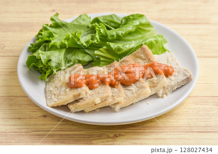 蒸し豚にピリ辛みそダレ 128027434