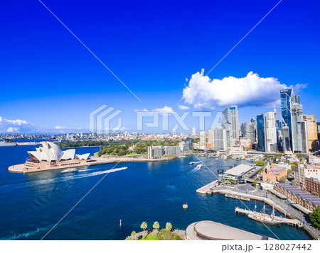 シドニー ハーバーブリッジから見るオペラハウスとサーキュラー・キー シドニー ハーバーブリッジから見るオペラハウスとサーキュラー・キー 128027442