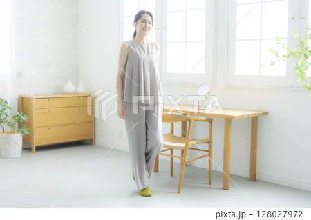 部屋に立つ女性　 128027972