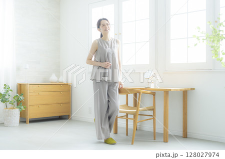 部屋に立つ女性　 128027974