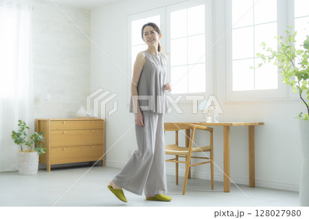 部屋に立つ女性 部屋に立つ女性 128027980
