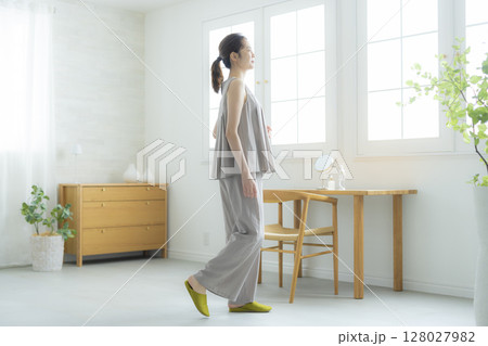 部屋に立つ女性 部屋に立つ女性 128027982