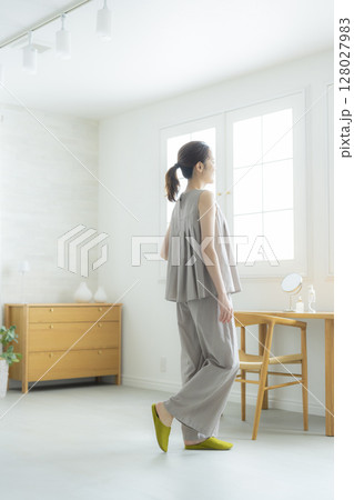 部屋に立つ女性 部屋に立つ女性 128027983
