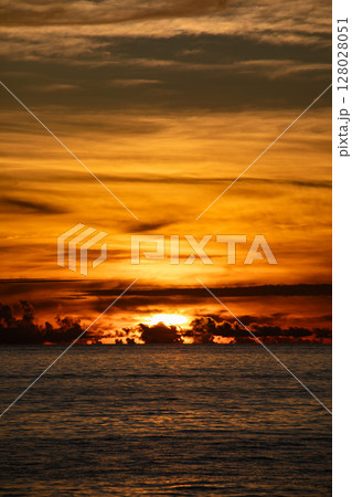 夕暮時の海 128028051