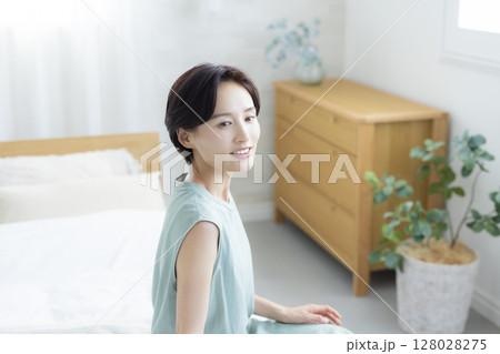 ベッドに座る女性 128028275