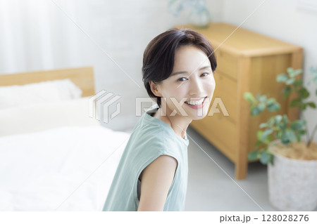 ベッドに座る女性 ベッドに座る女性 128028276