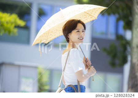 日傘をさす女性 128028324