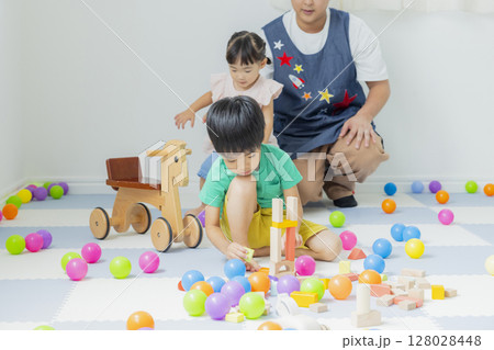 室内で遊ぶ子供 128028448