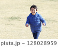 公園を走るアクティブで楽しそうな笑顔の元気な子供　アジアの日本人の男の子 128028959