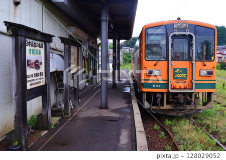 津軽鉄道終着駅 津軽中里駅に停車中の津軽21形気動車 津軽鉄道終着駅 津軽中里駅に停車中の津軽21形気動車 128029052