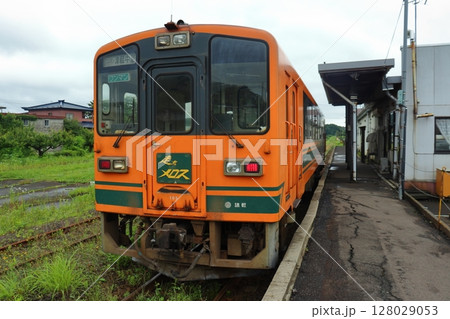 津軽鉄道終着駅 津軽中里駅に停車中の津軽21形気動車 津軽鉄道終着駅 津軽中里駅に停車中の津軽21形気動車 128029053