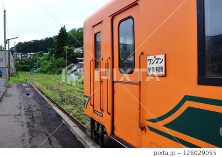 津軽鉄道終着駅の津軽中里駅に停車中の車両と末端部、機回し線 128029055