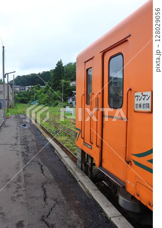 津軽鉄道終着駅の津軽中里駅に停車中の車両と末端部、機回し線 128029056
