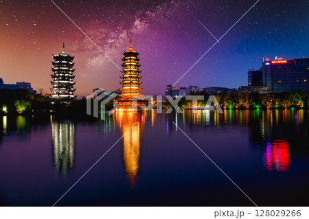 桂林の日月塔の美しい夜景 桂林の日月塔の美しい夜景 128029266