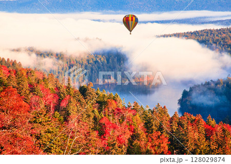 阿寒国立公園のペンケ・パンケの美しい紅葉風景 128029874