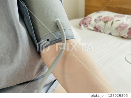 体調不良で血圧を測る　血圧計 128029896