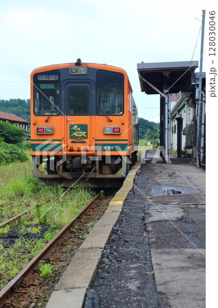 津軽鉄道終着駅 津軽中里駅に停車中の津軽21形気動車 津軽鉄道終着駅 津軽中里駅に停車中の津軽21形気動車 128030046