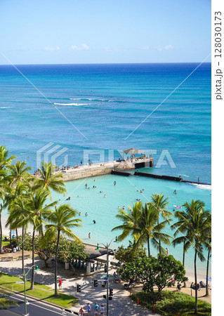 ハワイ　ヤシの木とビーチときれいな海 128030173