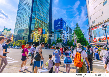 日本の東京都市景観参院選公示…真夏の暑さ…インバウンド続く…外国人観光客らで賑わう秋葉原。消防車が… 128030385