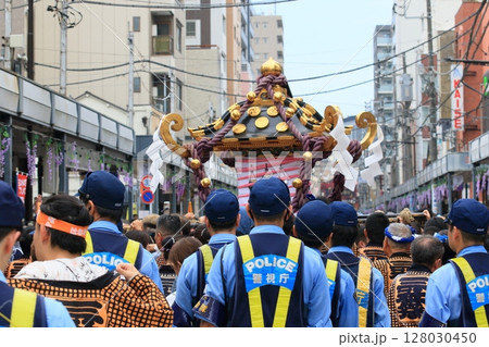 お神輿の渡御を警備する警察官 お神輿の渡御を警備する警察官 128030450