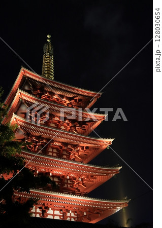 ライトアップされた浅草寺の五重塔 ライトアップされた浅草寺の五重塔 128030654