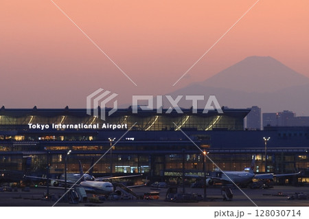 富士山のシルエットを背景にした羽田空港 夕焼けを背景にライトアップされる第3ターミナル 富士山のシルエットを背景にした羽田空港 夕焼けを背景にライトアップされる第3ターミナル 128030714