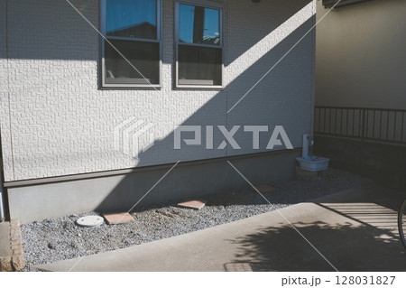 戸建住宅の外壁に直射日光が当たる 128031827