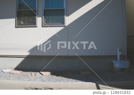 隣の家の影が落ちる 隣の家の影が落ちる 128031832