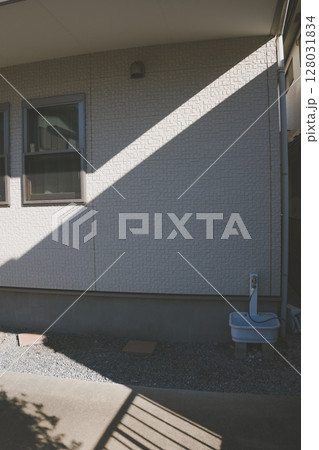 隣の家の影が落ちる 128031834