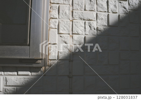 隣の家の影が外壁に落ちる 隣の家の影が外壁に落ちる 128031837