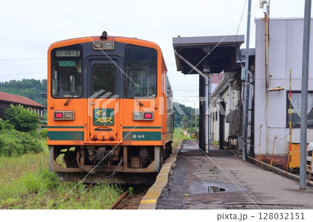 津軽鉄道終着駅 津軽中里駅に停車中の津軽21形気動車 津軽鉄道終着駅 津軽中里駅に停車中の津軽21形気動車 128032151