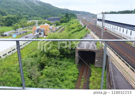 新幹線奥津軽いまべつ駅と海峡線 保守基地用の三線軌条 128032153